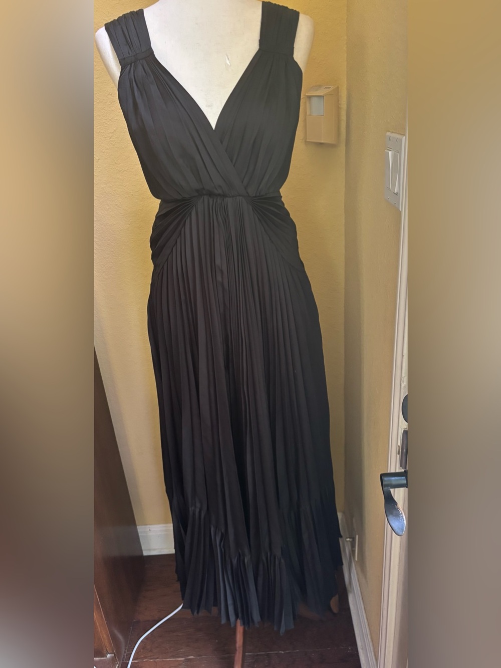 Diane Von Furstenberg Black Pleated Midi Dress. Size 2